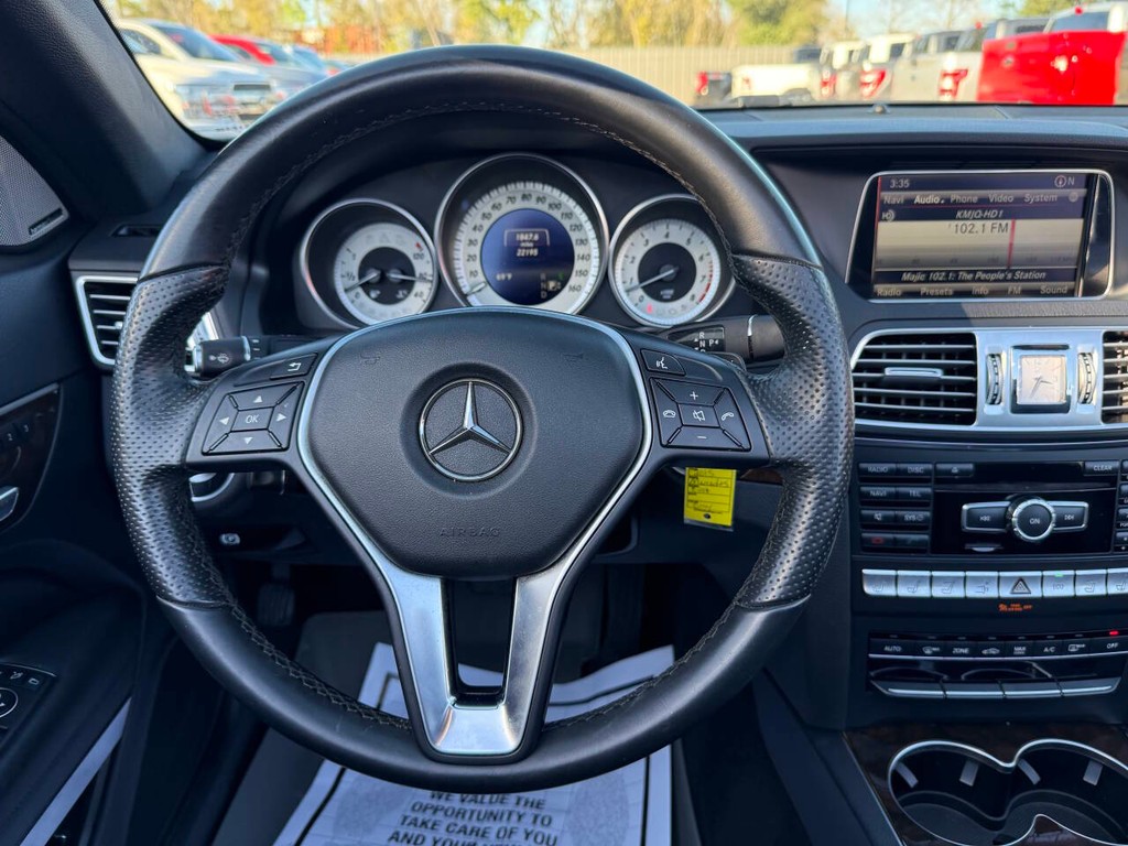 Mercedes-Benz E-Class Vehicle Full-screen Gallery Image 23