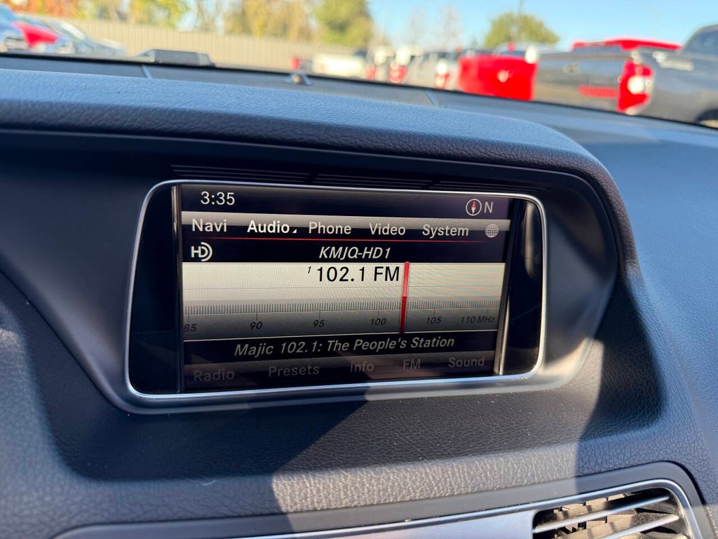 Mercedes-Benz E-Class Vehicle Full-screen Gallery Image 26