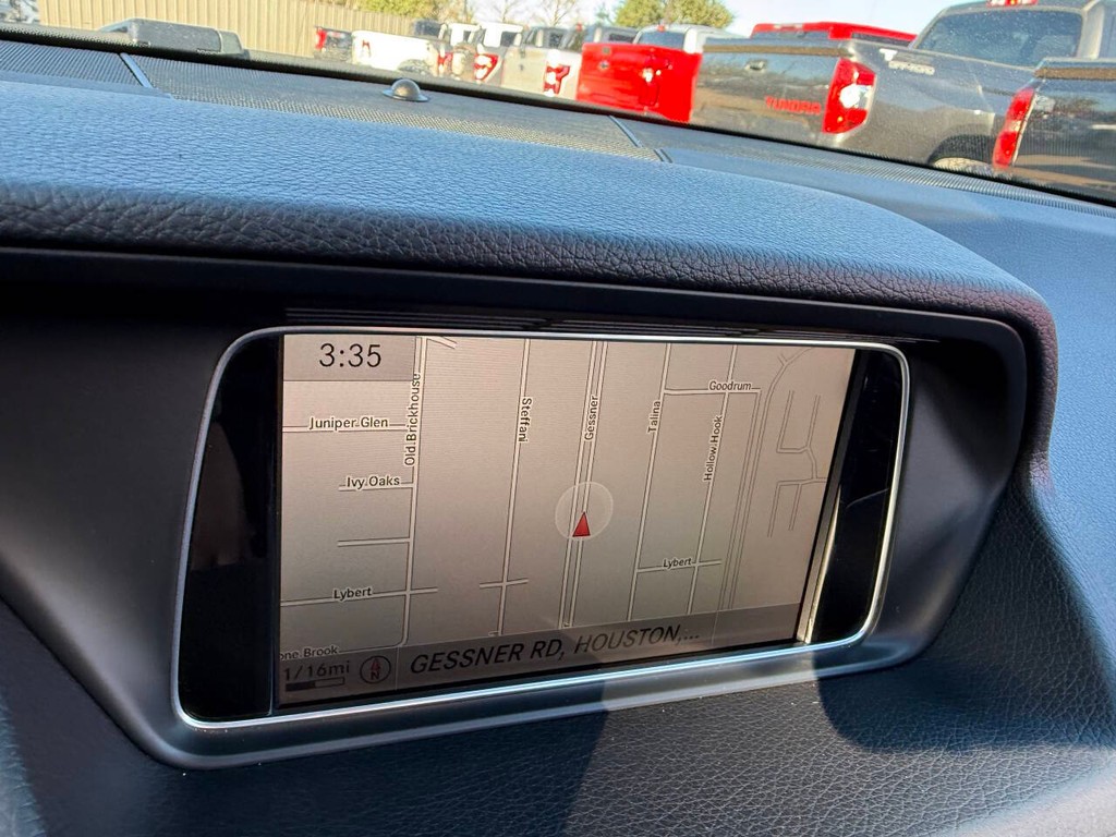 Mercedes-Benz E-Class Vehicle Full-screen Gallery Image 27