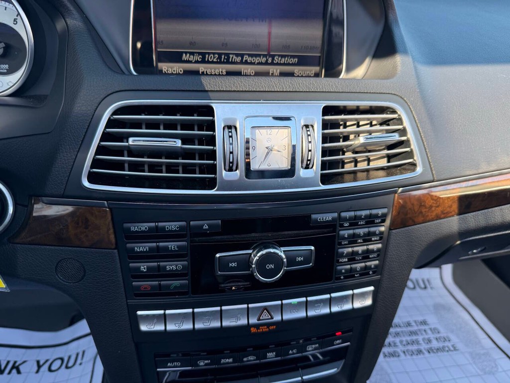 Mercedes-Benz E-Class Vehicle Full-screen Gallery Image 29