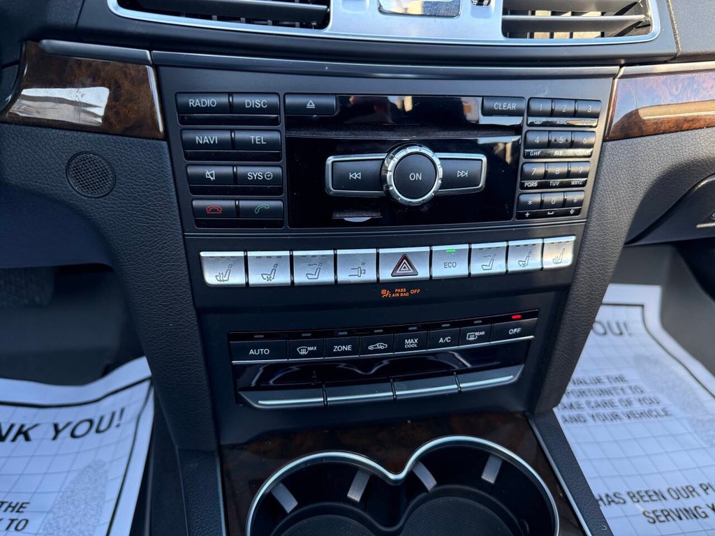 Mercedes-Benz E-Class Vehicle Full-screen Gallery Image 30