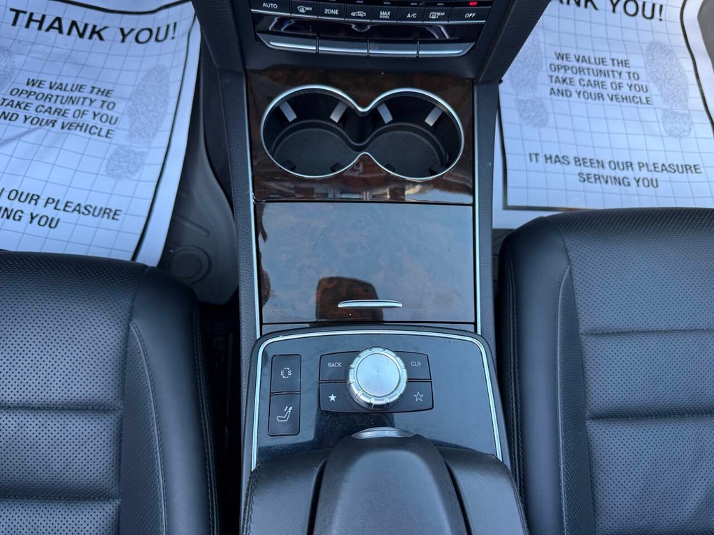 Mercedes-Benz E-Class Vehicle Full-screen Gallery Image 31