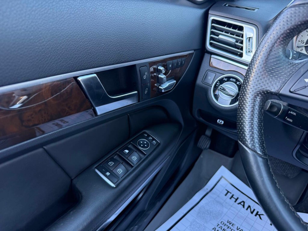 Mercedes-Benz E-Class Vehicle Full-screen Gallery Image 32