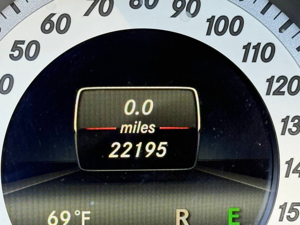 Mercedes-Benz E-Class Vehicle Full-screen Gallery Image 34