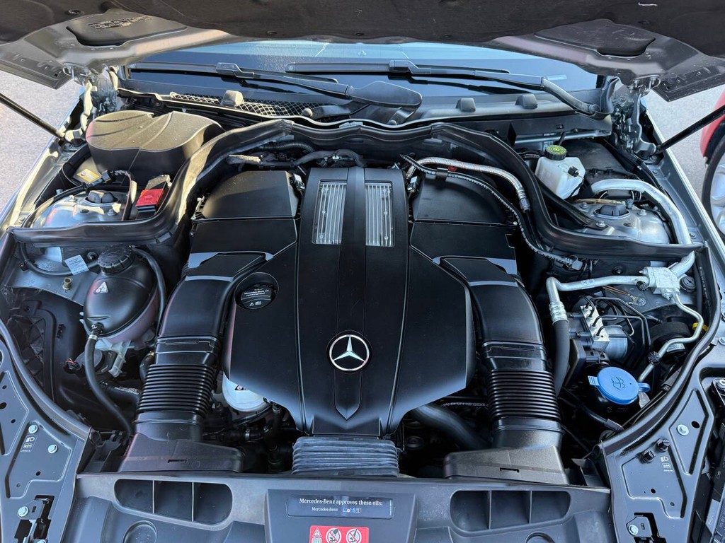 Mercedes-Benz E-Class Vehicle Full-screen Gallery Image 36