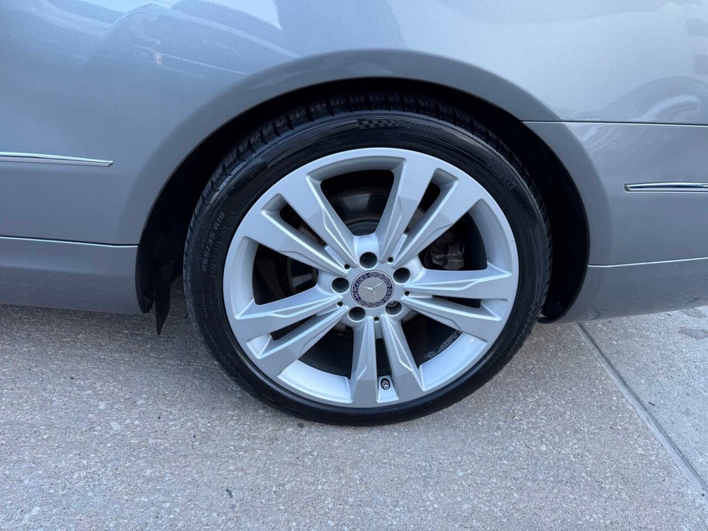 Mercedes-Benz E-Class Vehicle Full-screen Gallery Image 37