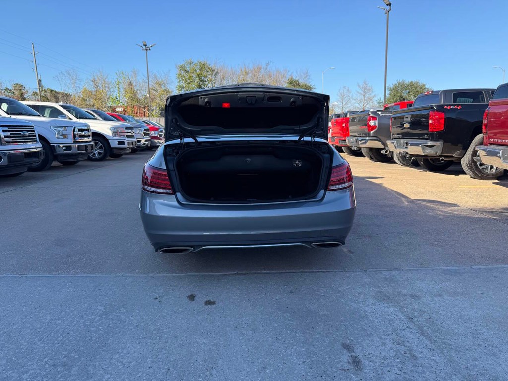 Mercedes-Benz E-Class Vehicle Full-screen Gallery Image 38