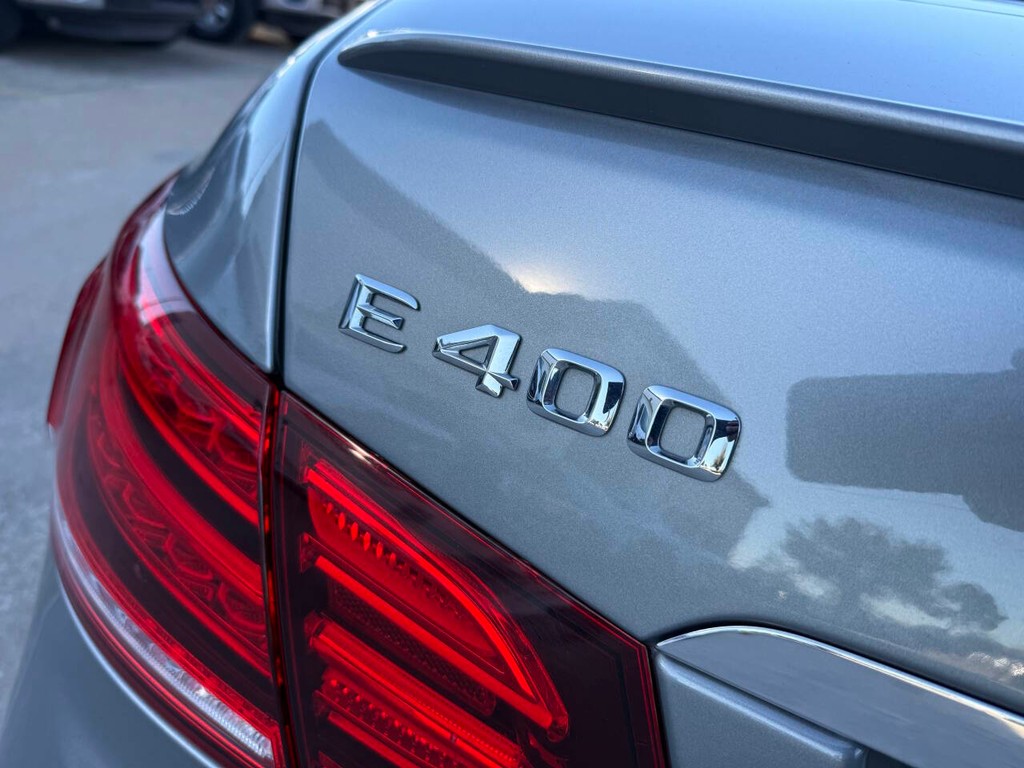 Mercedes-Benz E-Class Vehicle Full-screen Gallery Image 39