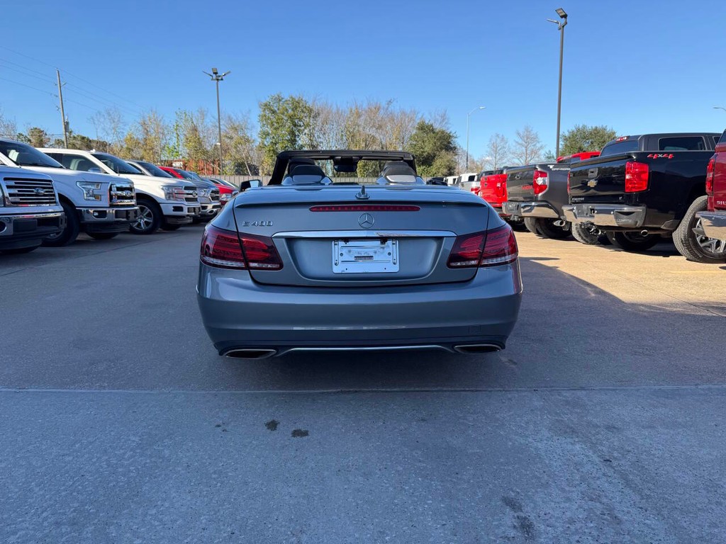 Mercedes-Benz E-Class Vehicle Full-screen Gallery Image 40