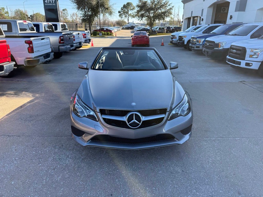 Mercedes-Benz E-Class Vehicle Full-screen Gallery Image 41