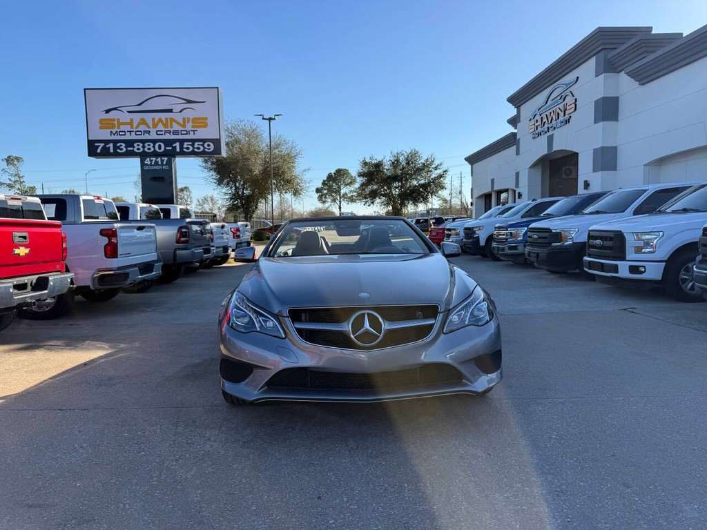 Mercedes-Benz E-Class Vehicle Full-screen Gallery Image 42