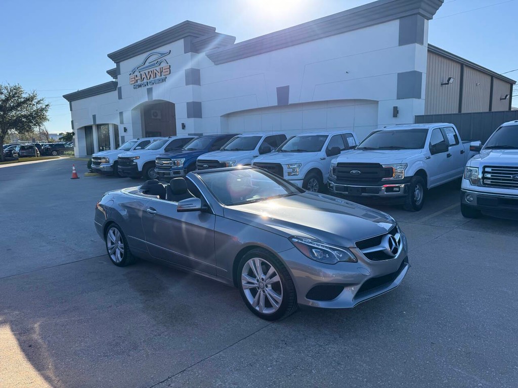 Mercedes-Benz E-Class Vehicle Full-screen Gallery Image 43