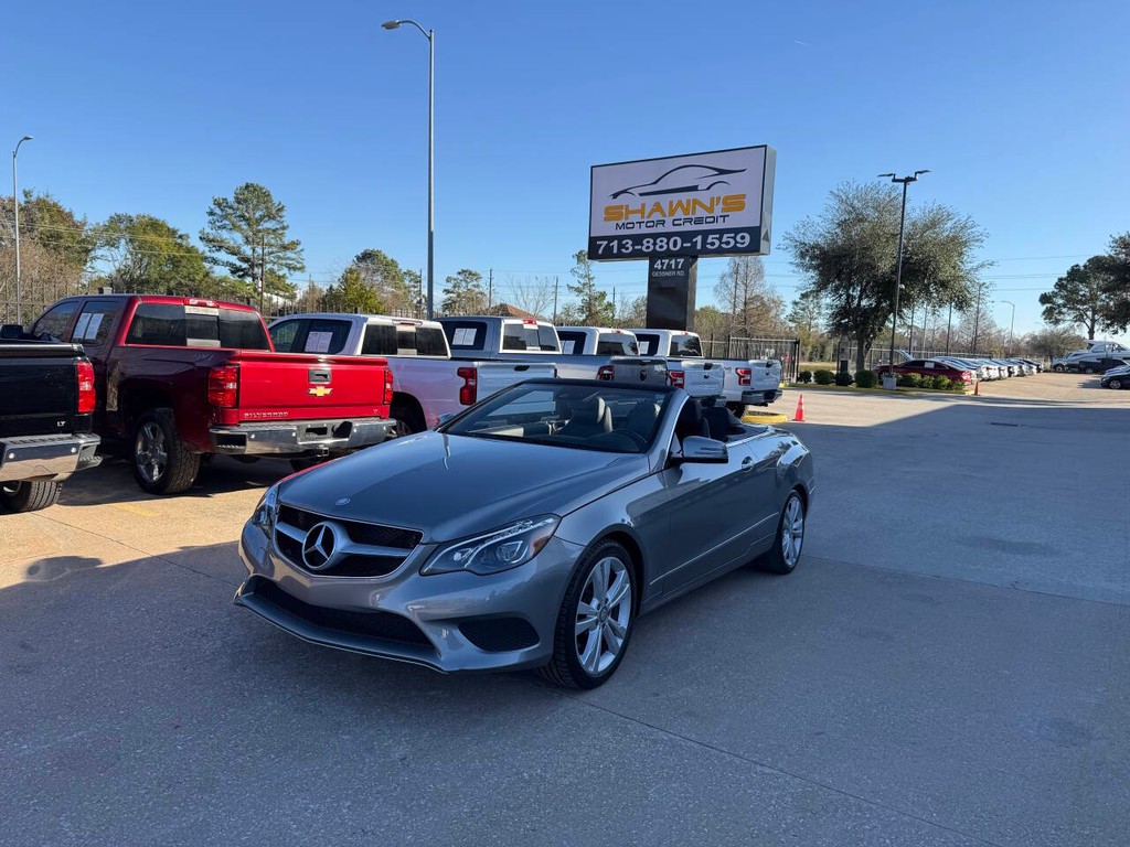 Mercedes-Benz E-Class Vehicle Full-screen Gallery Image 44