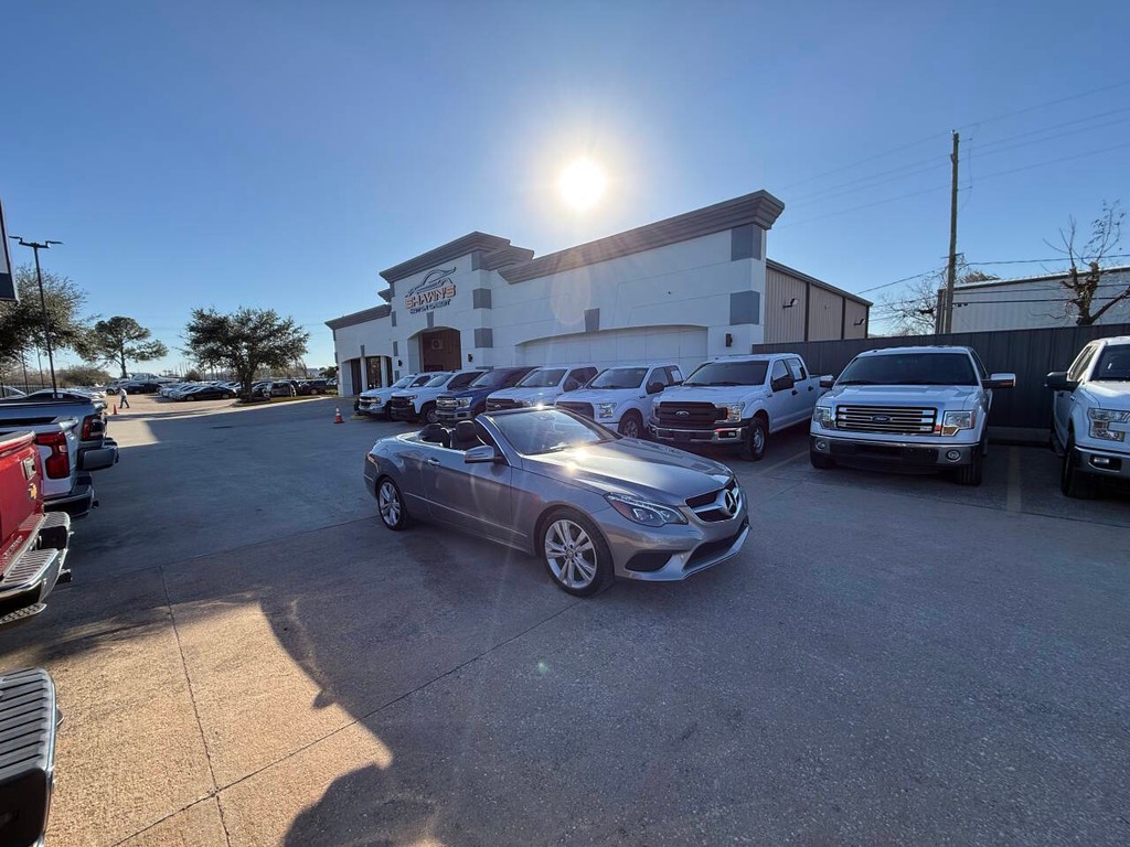 Mercedes-Benz E-Class Vehicle Full-screen Gallery Image 45