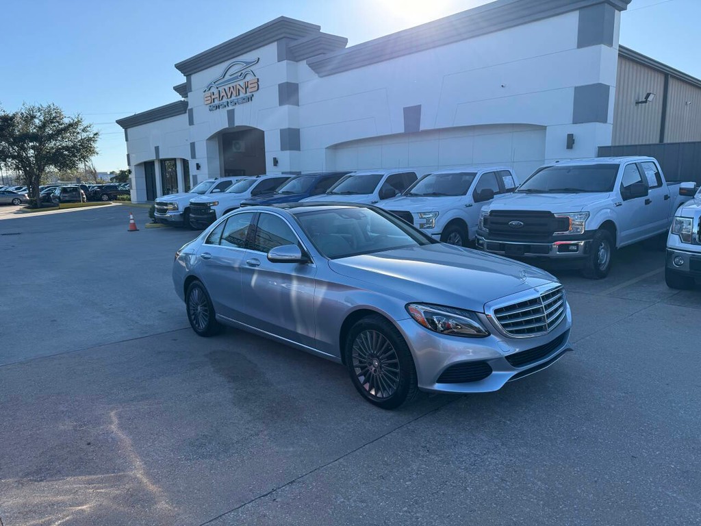 Mercedes-Benz C-Class Vehicle Full-screen Gallery Image 02