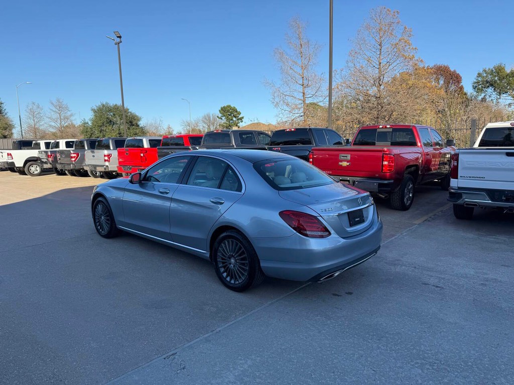 Mercedes-Benz C-Class Vehicle Full-screen Gallery Image 04