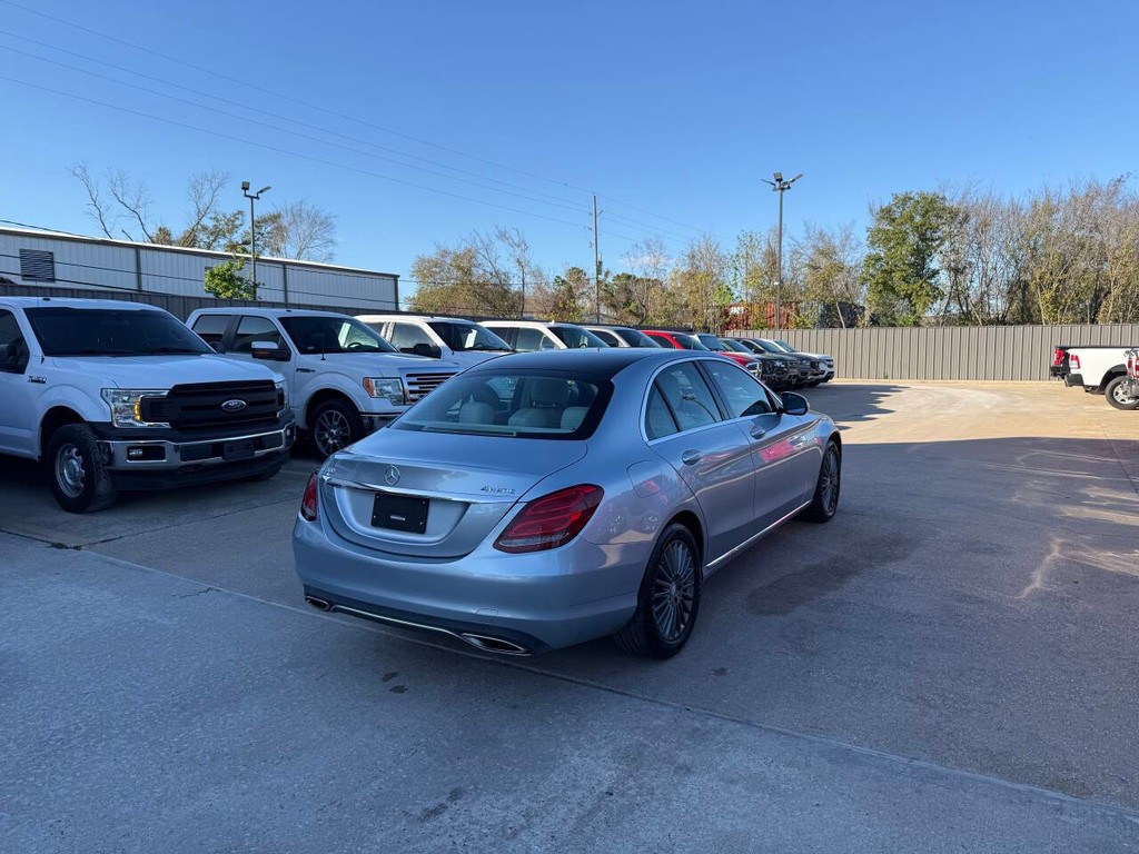 Mercedes-Benz C-Class Vehicle Full-screen Gallery Image 05