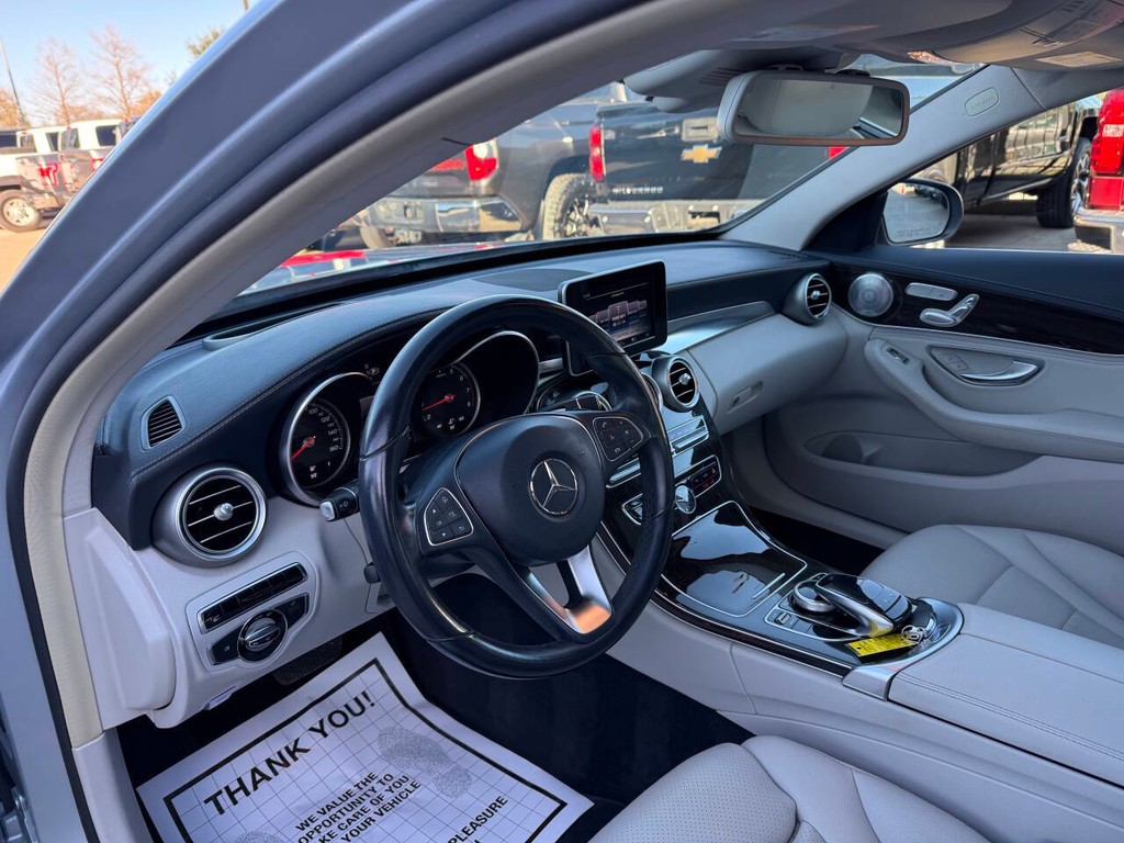 Mercedes-Benz C-Class Vehicle Full-screen Gallery Image 06