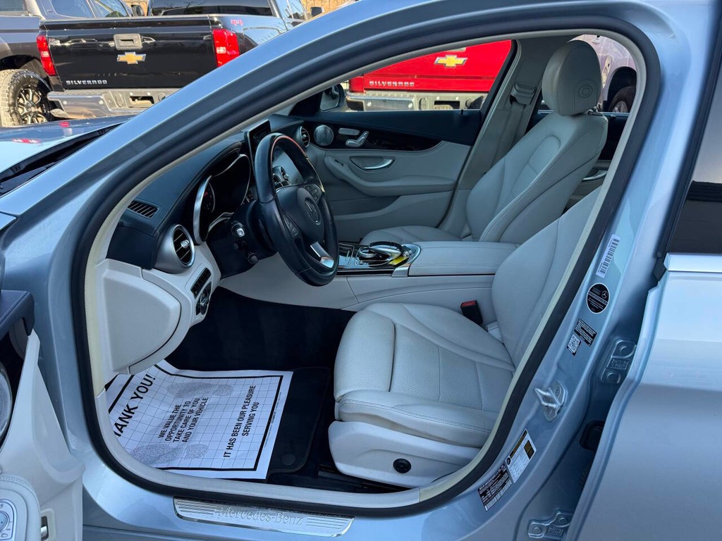 Mercedes-Benz C-Class Vehicle Full-screen Gallery Image 07