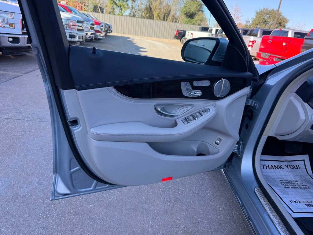 Mercedes-Benz C-Class Vehicle Full-screen Gallery Image 08