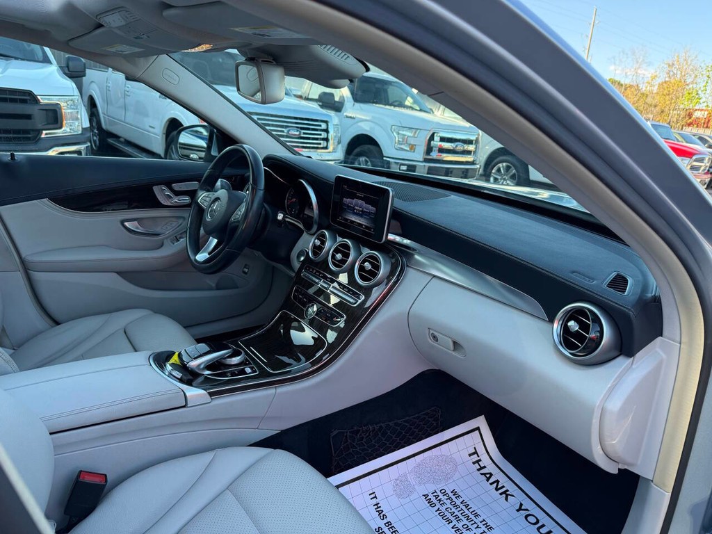 Mercedes-Benz C-Class Vehicle Full-screen Gallery Image 09