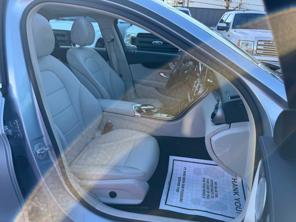 Mercedes-Benz C-Class Vehicle Full-screen Gallery Image 10