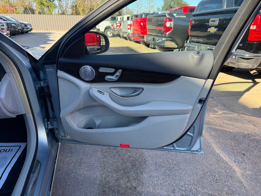 Mercedes-Benz C-Class Vehicle Full-screen Gallery Image 11