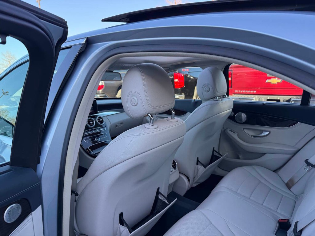 Mercedes-Benz C-Class Vehicle Full-screen Gallery Image 12