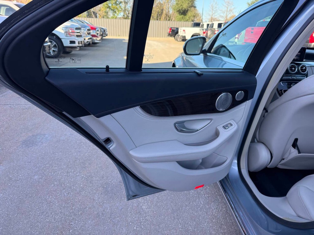 Mercedes-Benz C-Class Vehicle Full-screen Gallery Image 14