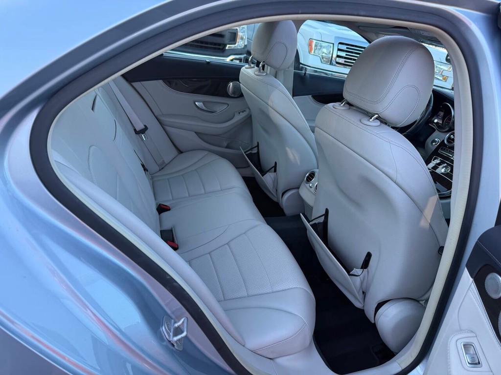 Mercedes-Benz C-Class Vehicle Full-screen Gallery Image 15