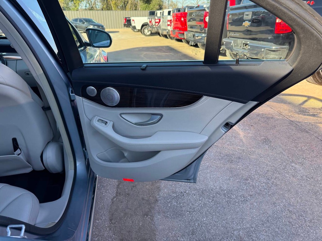 Mercedes-Benz C-Class Vehicle Full-screen Gallery Image 16