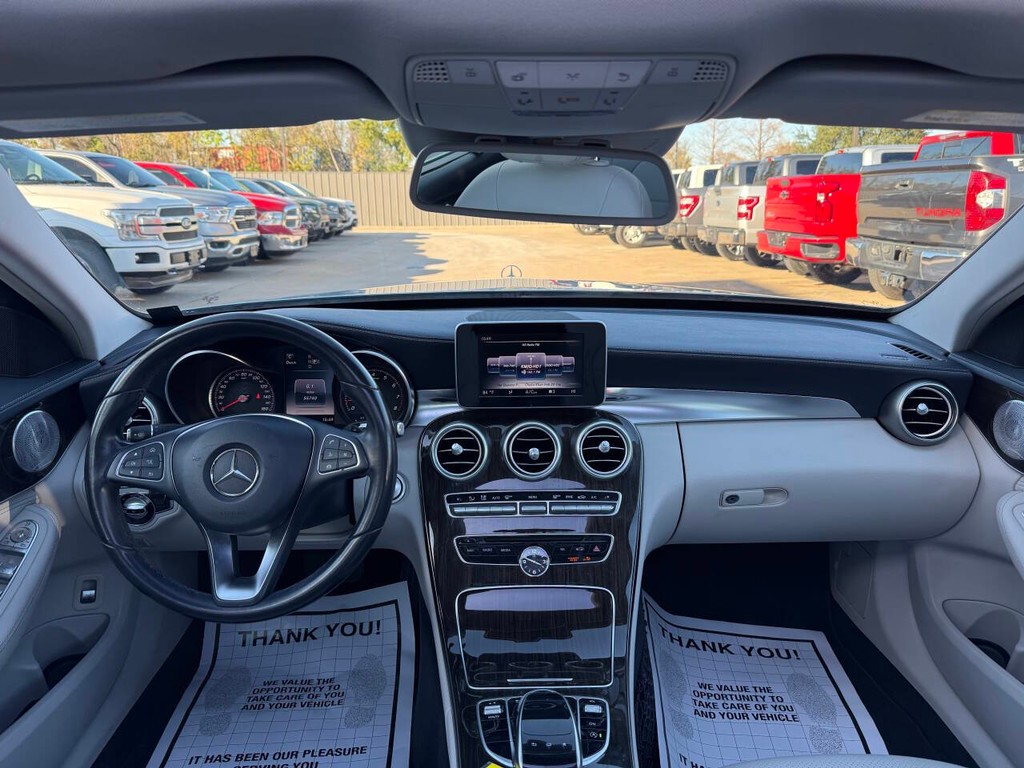 Mercedes-Benz C-Class Vehicle Full-screen Gallery Image 17