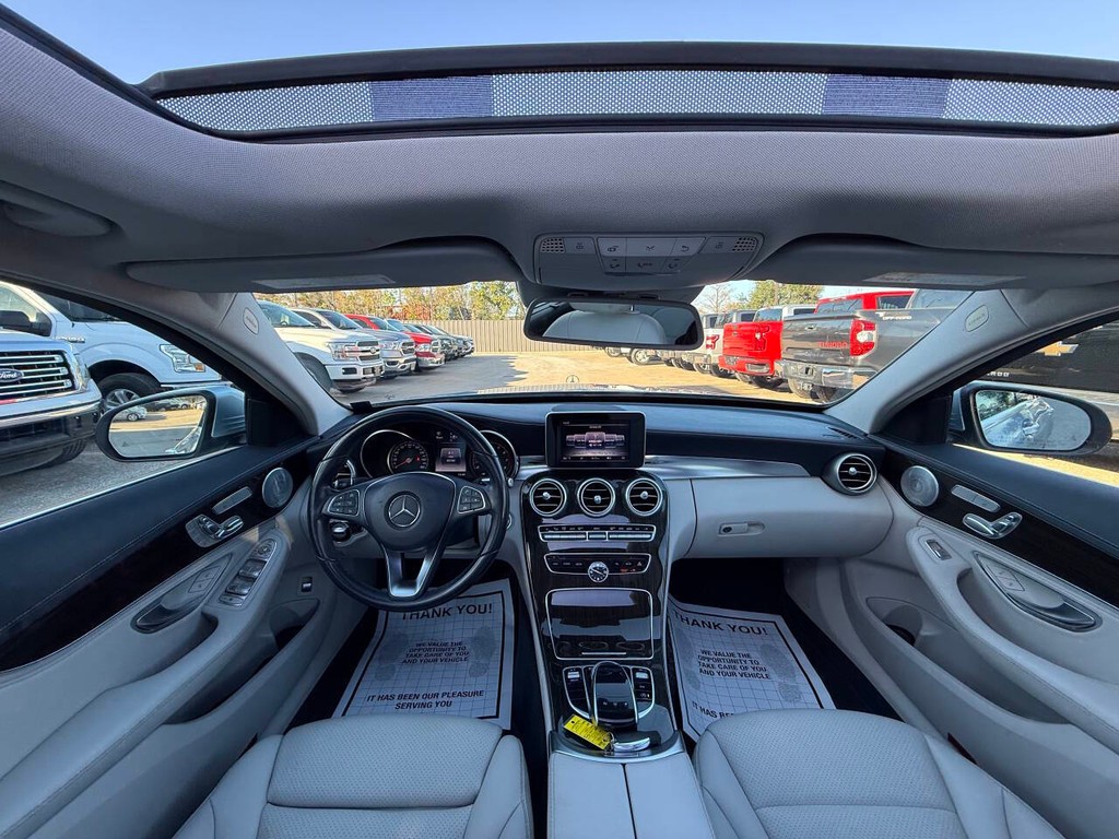 Mercedes-Benz C-Class Vehicle Full-screen Gallery Image 18