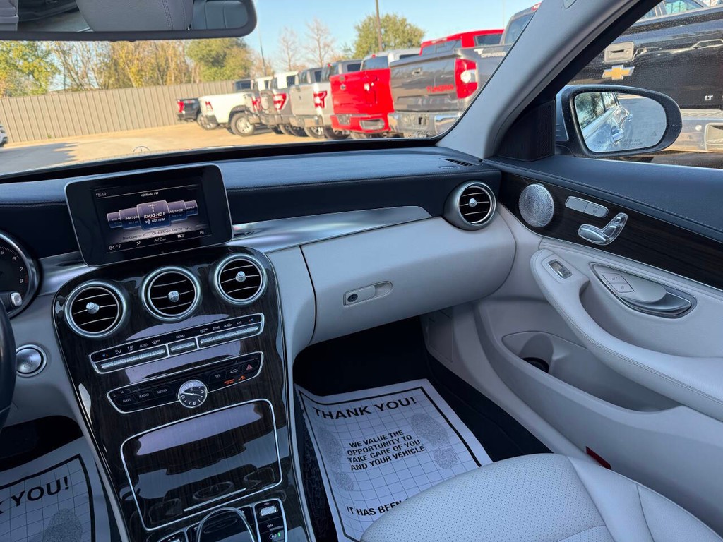 Mercedes-Benz C-Class Vehicle Full-screen Gallery Image 20