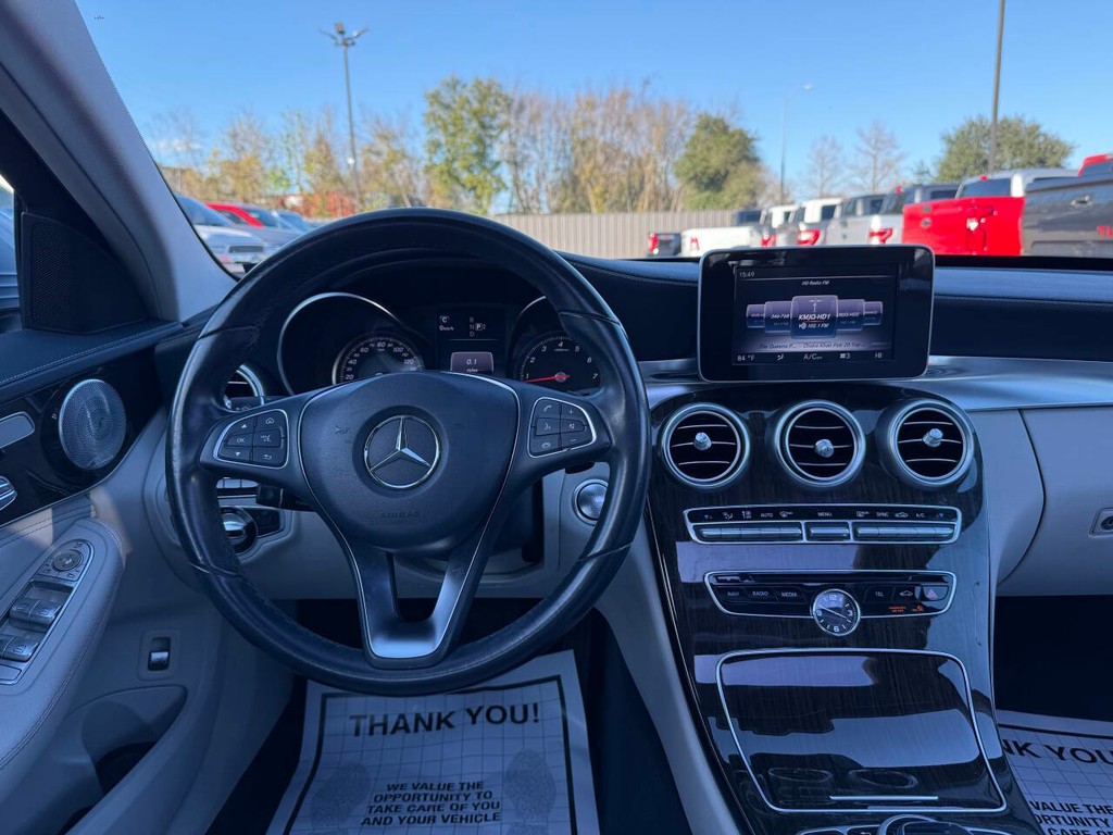 Mercedes-Benz C-Class Vehicle Full-screen Gallery Image 21