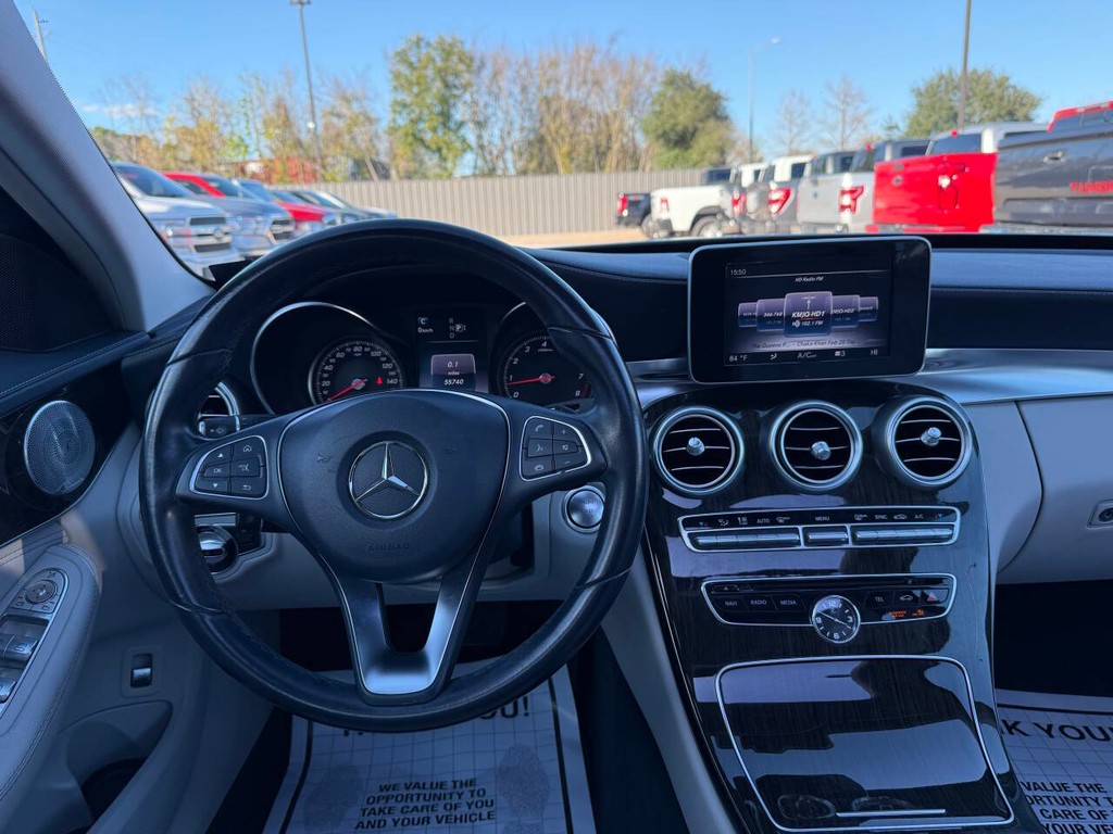 Mercedes-Benz C-Class Vehicle Full-screen Gallery Image 22