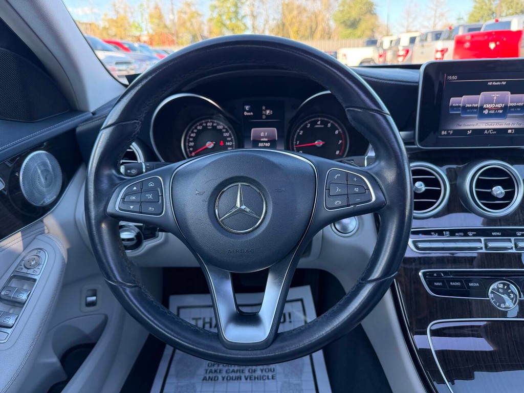 Mercedes-Benz C-Class Vehicle Full-screen Gallery Image 23