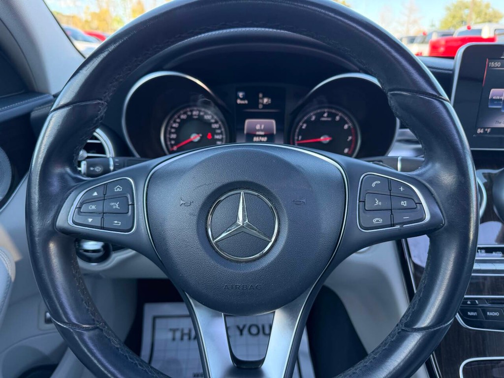 Mercedes-Benz C-Class Vehicle Full-screen Gallery Image 24