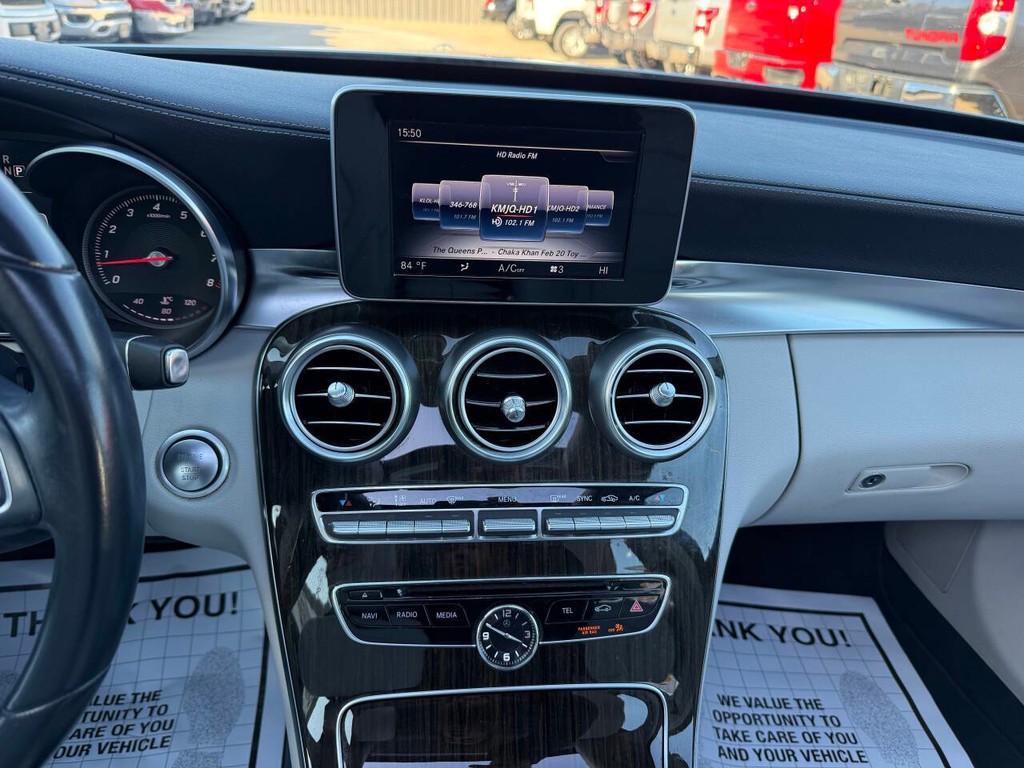 Mercedes-Benz C-Class Vehicle Full-screen Gallery Image 25