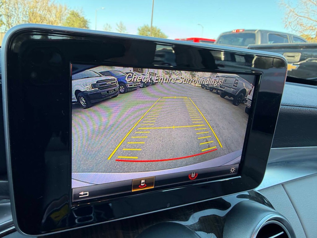 Mercedes-Benz C-Class Vehicle Full-screen Gallery Image 26