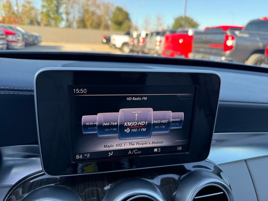 Mercedes-Benz C-Class Vehicle Full-screen Gallery Image 27