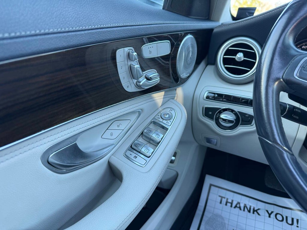 Mercedes-Benz C-Class Vehicle Full-screen Gallery Image 31