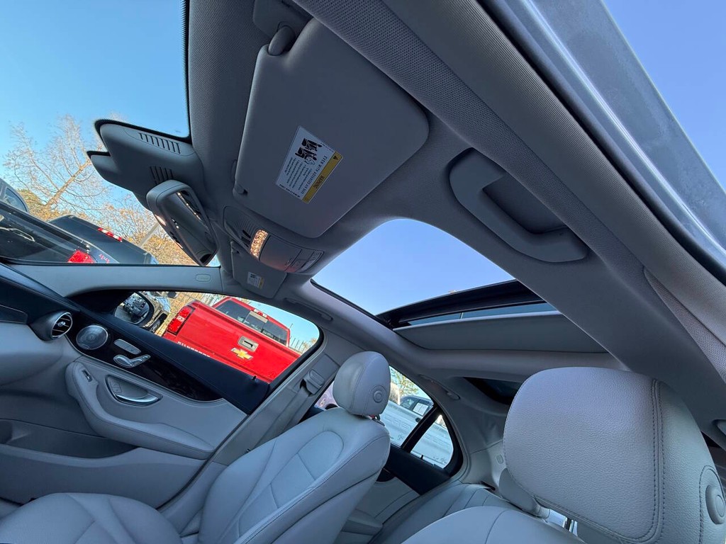 Mercedes-Benz C-Class Vehicle Full-screen Gallery Image 32