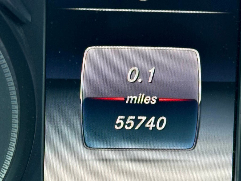 Mercedes-Benz C-Class Vehicle Full-screen Gallery Image 33