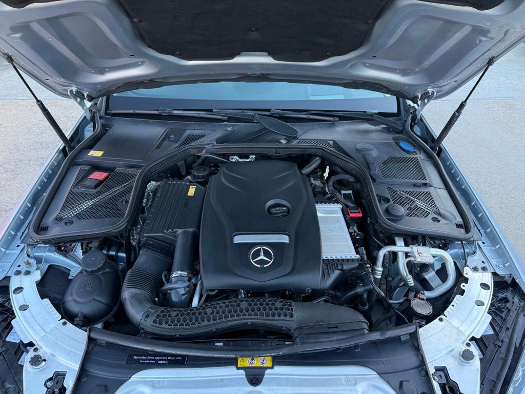 Mercedes-Benz C-Class Vehicle Full-screen Gallery Image 37