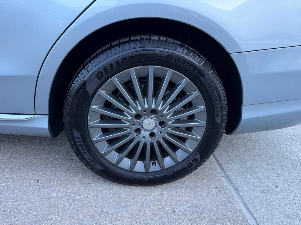 Mercedes-Benz C-Class Vehicle Full-screen Gallery Image 38