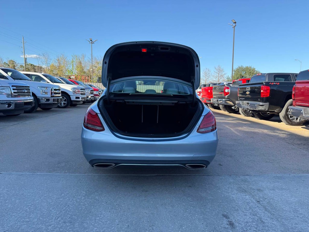 Mercedes-Benz C-Class Vehicle Full-screen Gallery Image 39