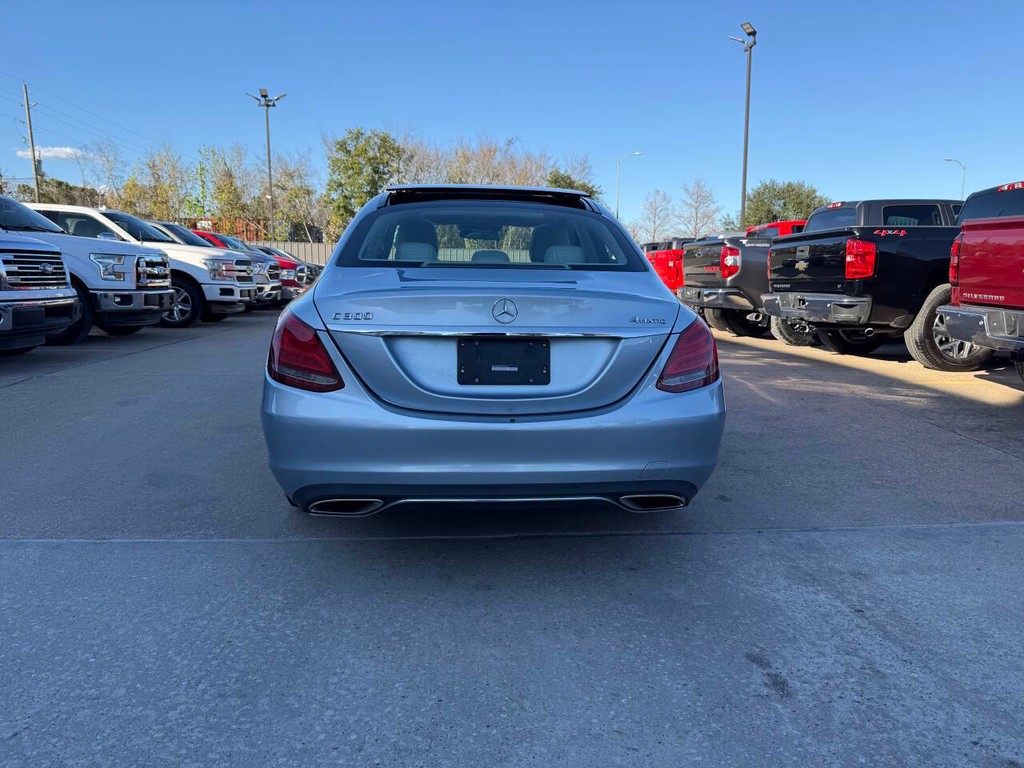 Mercedes-Benz C-Class Vehicle Full-screen Gallery Image 40