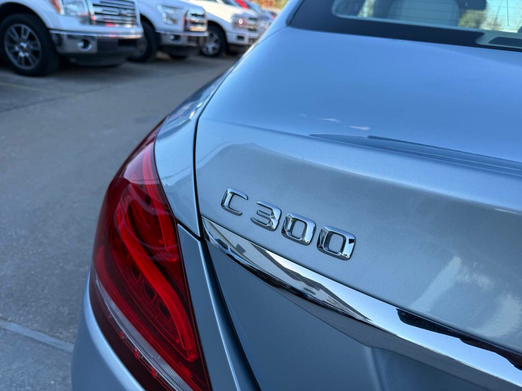 Mercedes-Benz C-Class Vehicle Full-screen Gallery Image 41