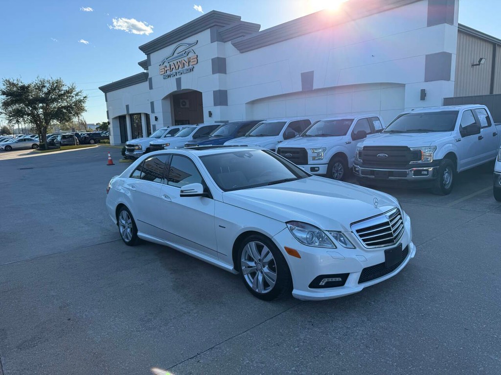 Mercedes-Benz E-Class Vehicle Full-screen Gallery Image 02